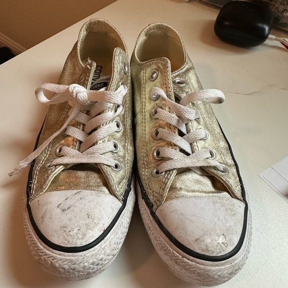 Women’s converse size 7 - Picture 2 of 5